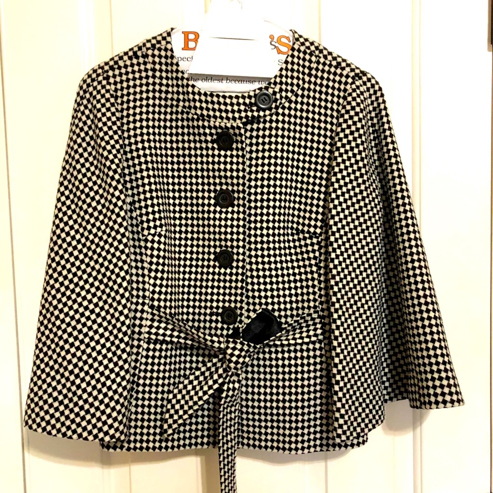 Cape type jacket with belt
